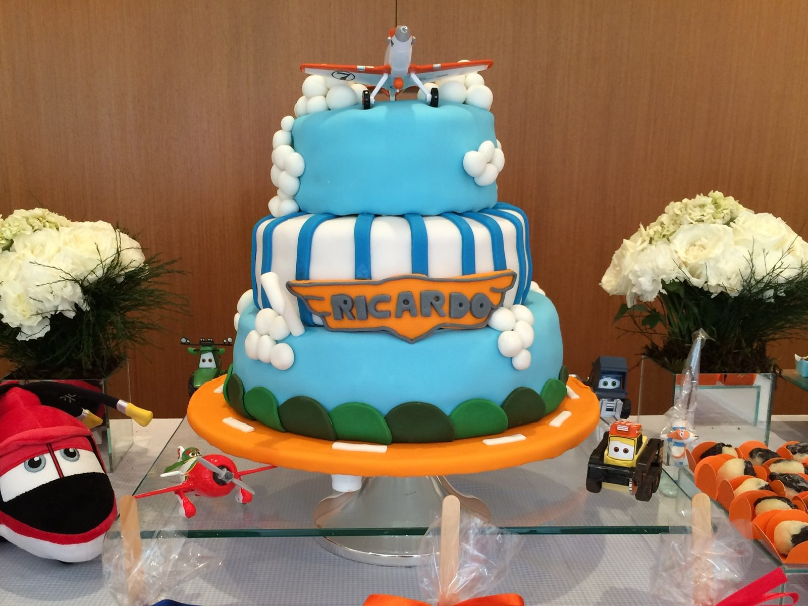 Cake in Planes Party Theme by Ideas for Family